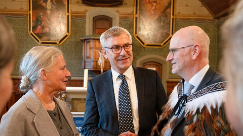 (v.l.n.r.) Universitätsrektorin Professorin Dr. Dr. h.c. (Doshisha) Karla Pollmann, Museumsdirektor Professor Dr. Ernst Seidl und Botschafter Craig John Hawke im Gespräch in der Schlosskirche von Schloss Hohentübingen