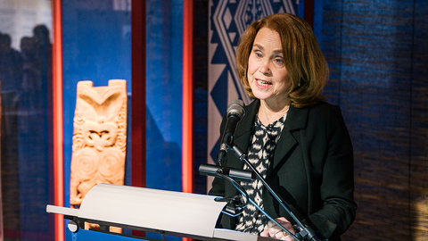 Ministerin Petra Olschowski am Rednerpult, links im Bild die beleuchtete Vitrine mit Hinematioros Pou