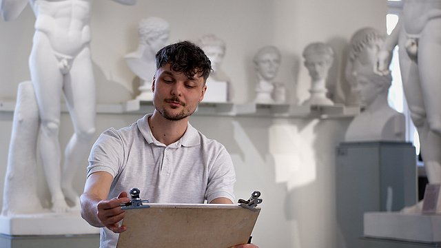 Abbildung: Zeichnen in der Abgusssammlung © Jascha Gerhardt