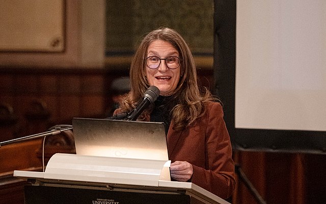 Prof. Dr. Monique Scheer at the lectern in front of the large screen in front of the altar of the Hohentübingen Castle church