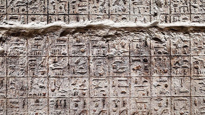 Abbildung: Hieroglyphen-Tafel © Museum der Universität Tübingen/Valentin Marquardt
