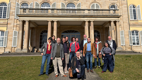 Gruppenfoto der Teilnehmenden des Sammlungstags BW vor dem Schloss Hohenheim