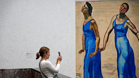 © MUT | Fabian Kurze Zu sehen ist Annika Vosseler beim Fotografieren eines Bildes im Kunsthaus Zürich