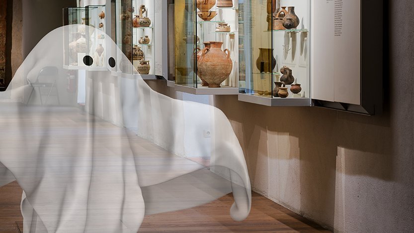 Abbildung: Kinder mit Gespensterpuppen © Museum der Universität Tübingen/Valentin Marquardt