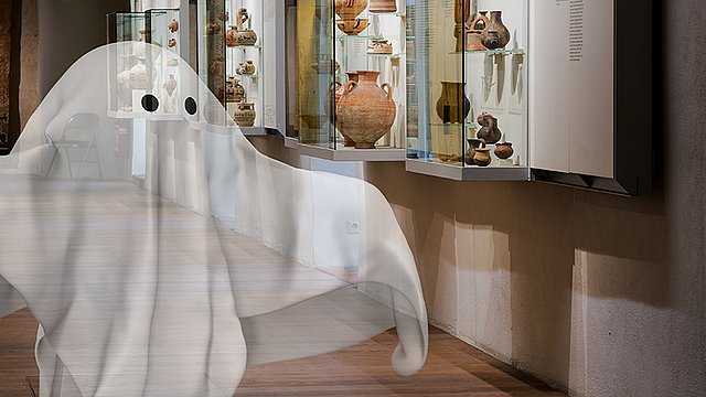 Abbildung: Kinder mit Gespensterpuppen © Museum der Universität Tübingen/Valentin Marquardt