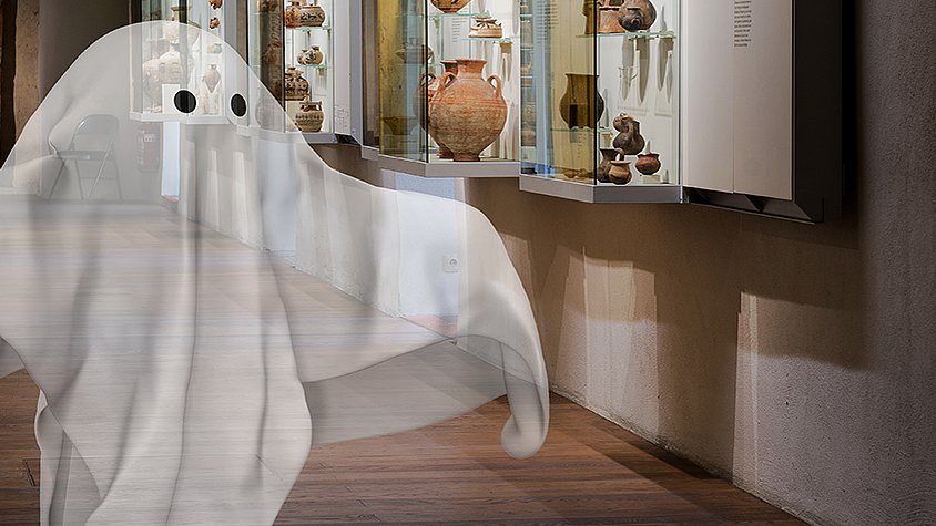 Abbildung: Kinder mit Gespensterpuppen © Museum der Universität Tübingen/Valentin Marquardt