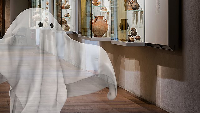 Abbildung: Kinder mit Gespensterpuppen © Museum der Universität Tübingen/Valentin Marquardt