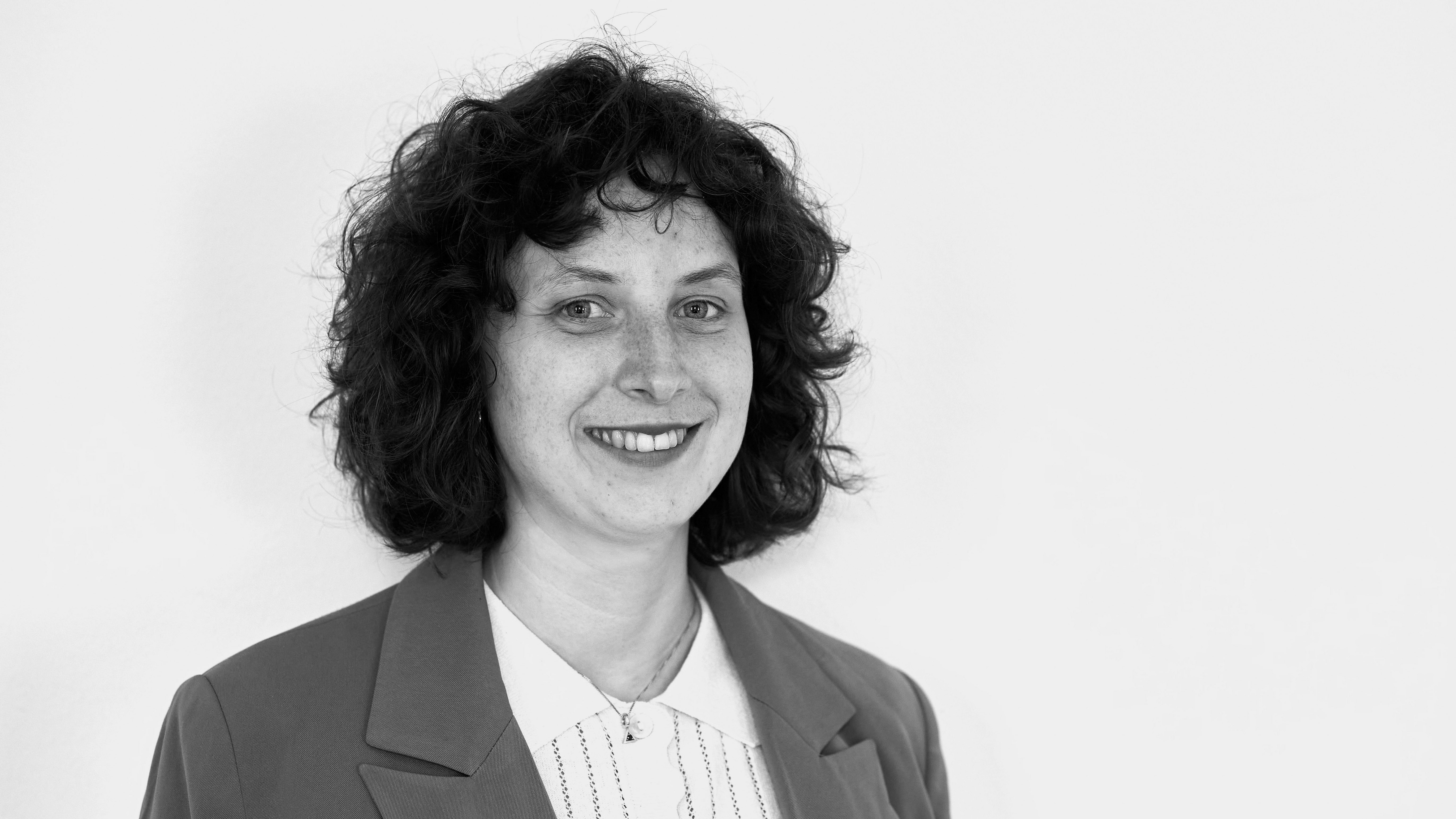 Schwarz-weiß-Portrait von Dr. Anne Kremmer