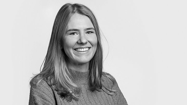 [Translate to Englisch:] Schwarz-weißes Portrait von Teresa Pohl