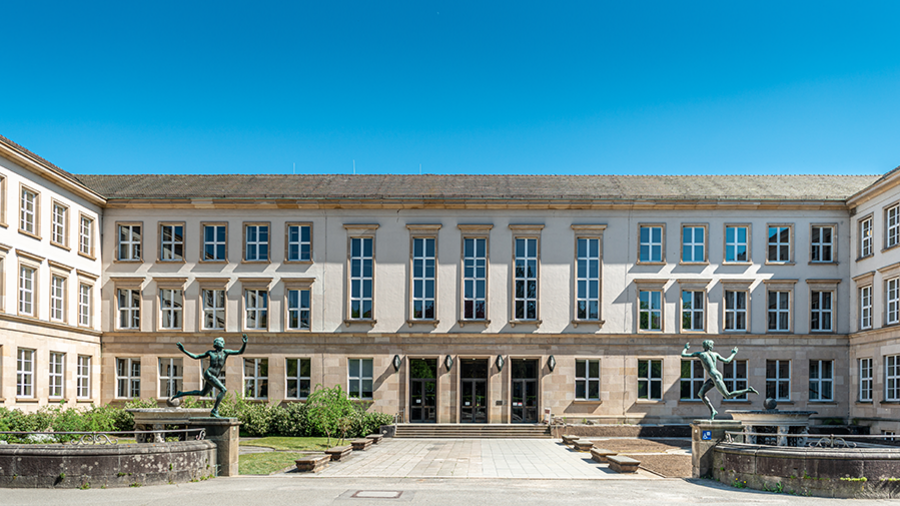Rueckansicht der Neuen Aula