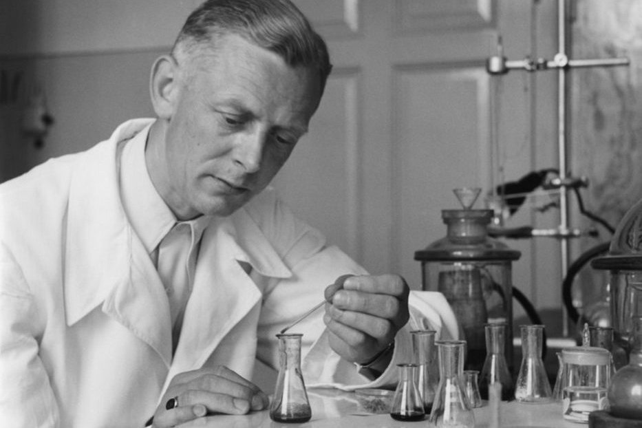 Adolf Butenandt im Labor Foto: Adolf Butenandt im Labor © Museum der Universität Tübingen