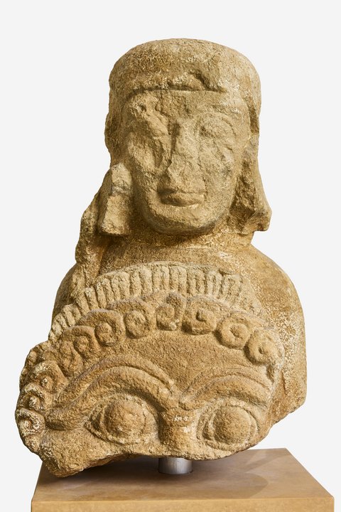 Foto: Institut für Klassische Archäologie der Universität Tübingen | Michael Rogosch Kopf und Büste eines etruskischen Kriegers mit dem oberen Rand eines Schildes mit der Augenpartie einer Fratze und ornamentalen Bändern entlang des Rands; sepiafarben getönter Abguss