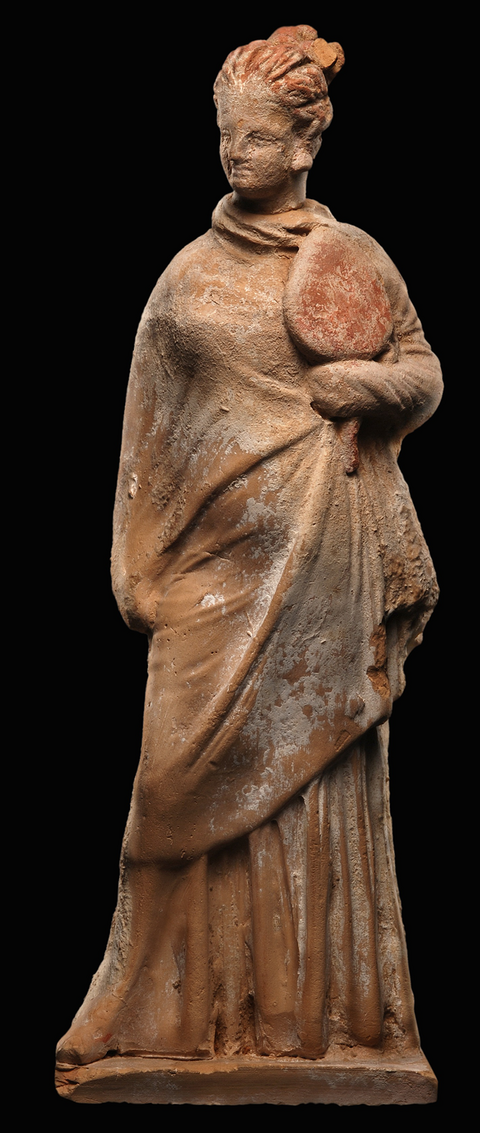 Gewandstatuette aus Terrakotta, eine Frau mit nach rechts geneigtem Kinn und vor der Brust gehaltenem Fächer