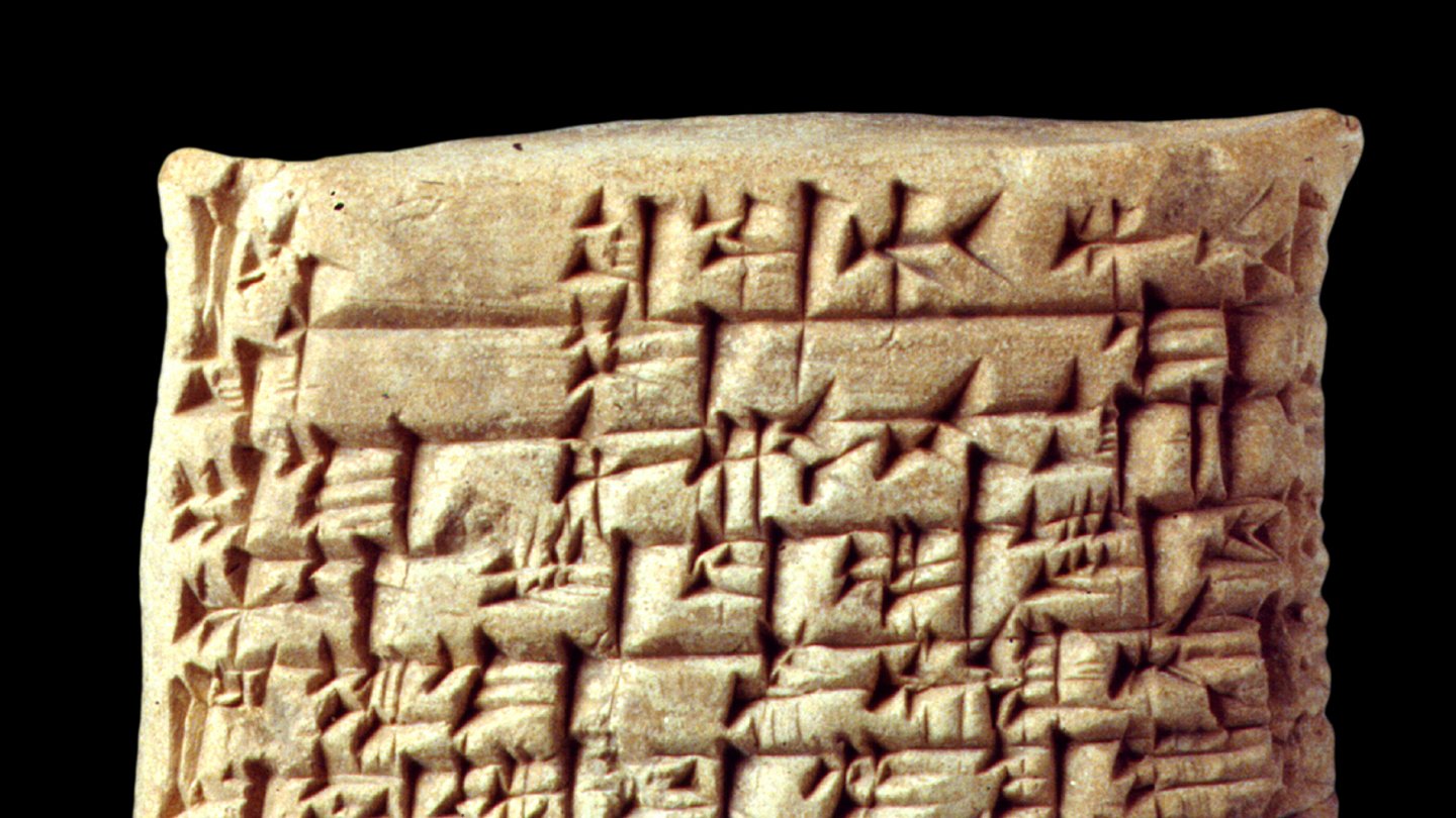 Foto: MUT Aufrechte, helle Tontafel, dicht beschrieben mit Keilschrift