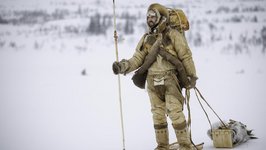[Translate to Englisch:] Mann in Leder- und Fellkleidung mit Speer