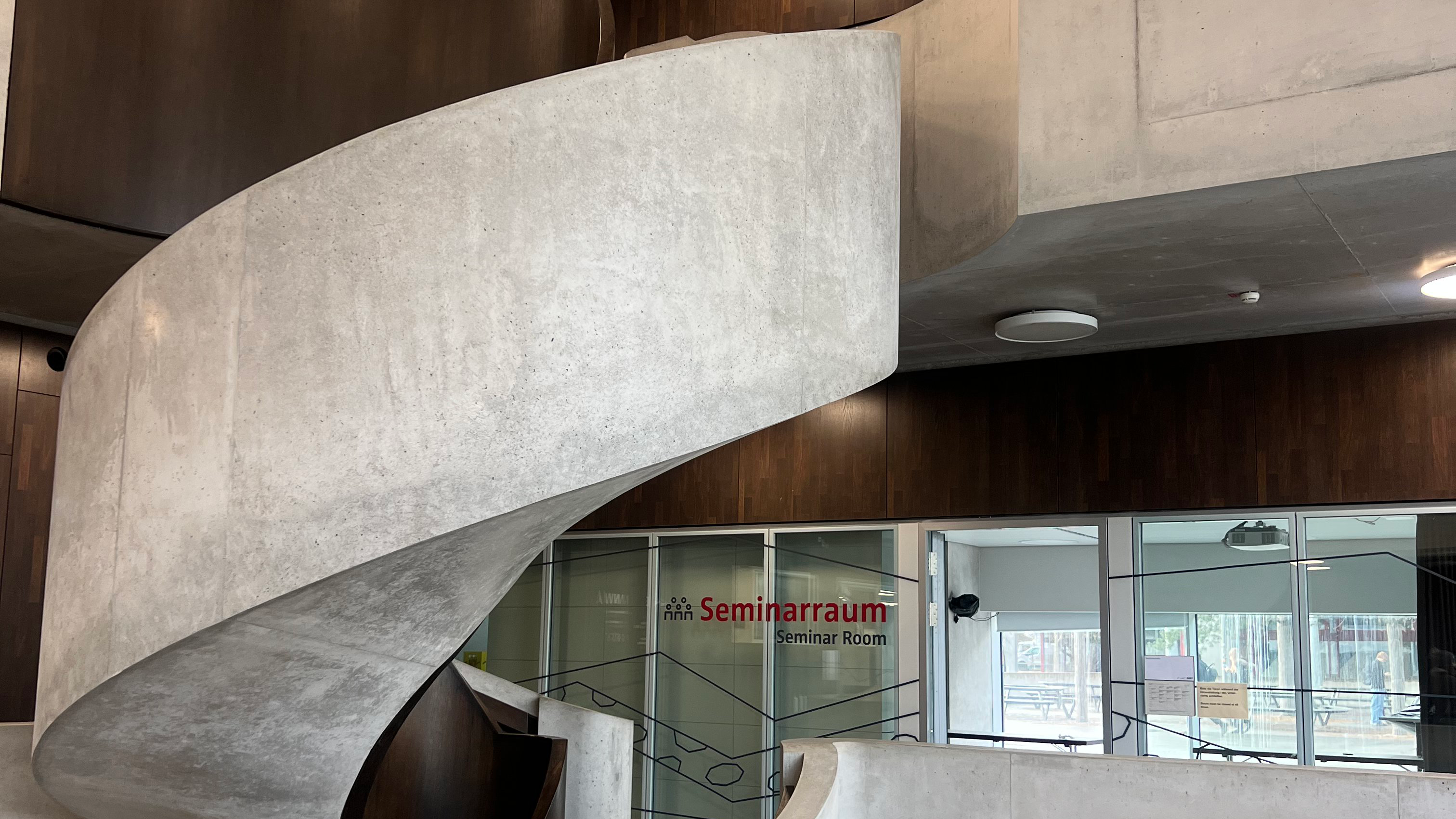 Freistehende Beton-Wendeltreppe im Geo- und Umweltzentrum der Universität Tübingen auf der Morgenstelle