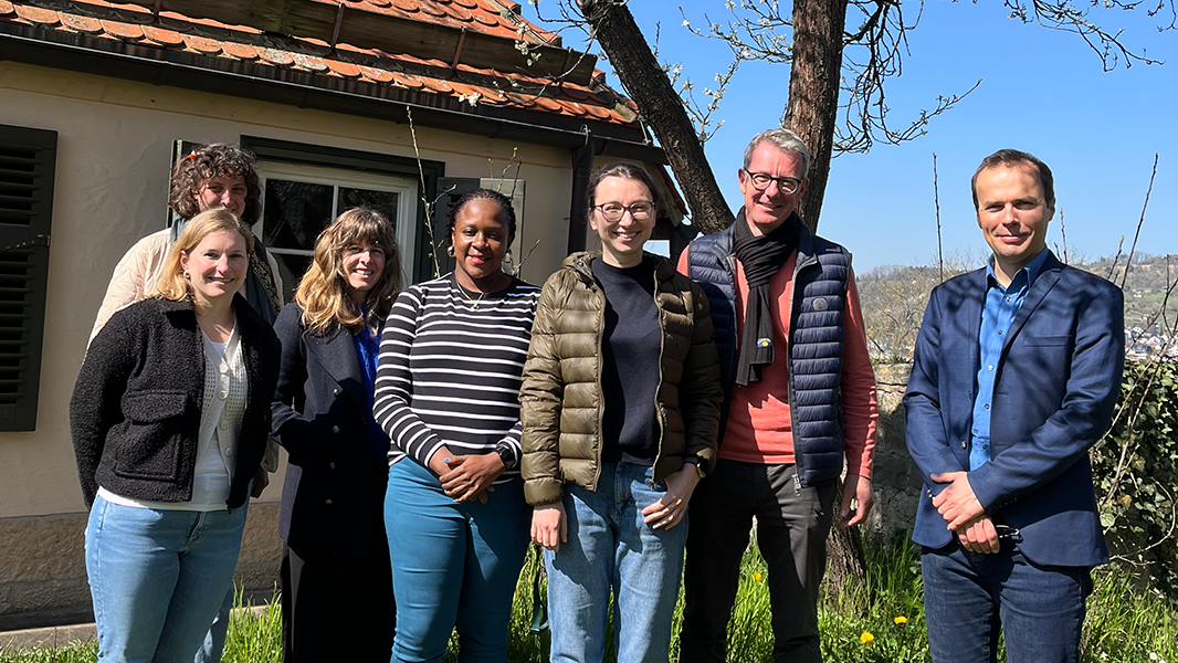 Eine Gruppe auf einer grünen Wiese vor einem niedrigen Haus und einem Baum: Annika Vosseler, Dr. Anne Kremmer, Judith Dehail, PhD - Aix-Marseille Université, Dr. Dorothy Kyagaba – Makerere University, Anna Leshchenko – UT, LUI, Prof. Dr. Thomas Thiemeyer – UT, LUI, Christian Möllmann – Global Partnerships Officer, CIVIS – Europe’s Civic University Alliance