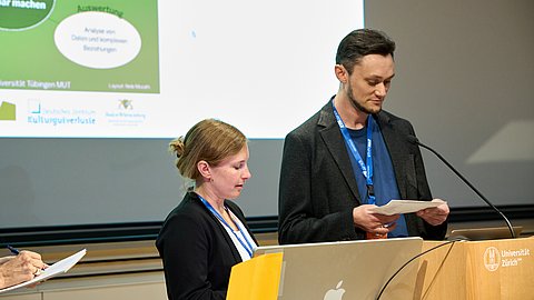 © MUT | Fabian Kurze Zu sehen sind Annika Vosseler und Fabian Kurze bei ihrem Postervortrag zum Thema "Prekäre Provenienz"