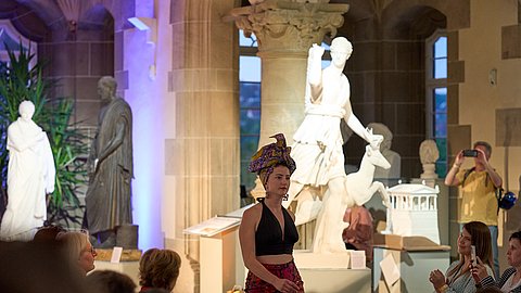 © MUT | Fabian Kurze Eine Darstellerin auf dem "Catwalk" im Rittersaal auf Schloss Hohentübingen