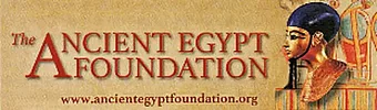 Farbiges Logo der Ancient Egypt Foundation mit rotem Schriftzug auf sandfarbenem Hintergrund mit einer goldenen Portraitbüste rechts im Bild