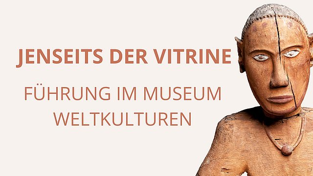 Hellbrauner Schriftzug "JENSEITS DER VITRINE" mit Untertitel "FÜHRUNG IM MUSEM WELTKULTUREN" darunter, rechts eine geschnitzte Menschendarstellung aus der Ethnologischen Sammlung der Universität Tübingen bis zum Ansatz der Brust