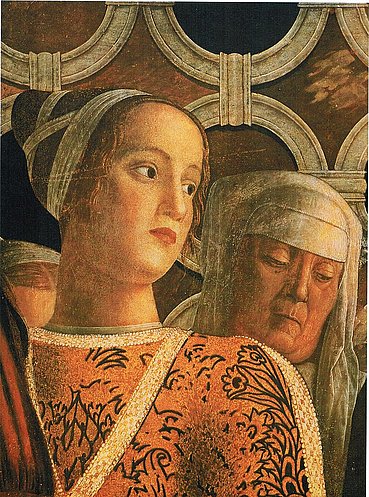 Nahaufnahme eines Gemäldes mit zwei Frauenfiguren. Die vordere Frau hat helle Haut, braune Haare, trägt ein kunstvoll gemustertes orangefarbenes Kleid und schaut leicht nach rechts. Die hintere Frau trägt eine graue Haube und blickt mit ernstem Gesichtsausdruck nach unten. Im Hintergrund sind Steinornamente zu erkennen.