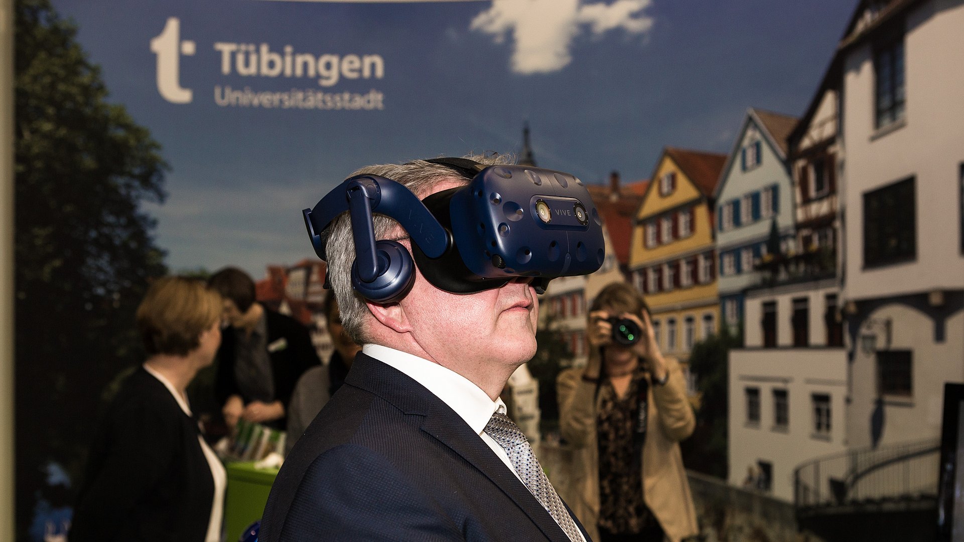 Tourismusminister Guido Wolf mit VR-Brille