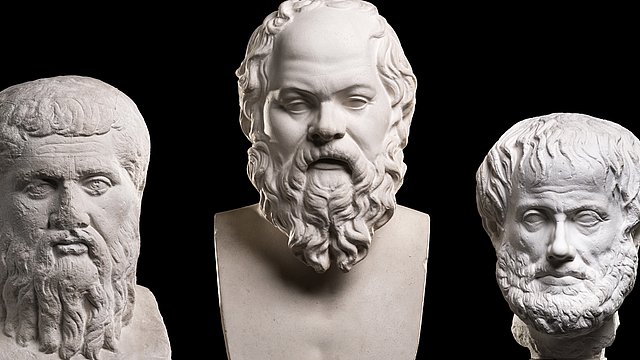 Ursprung der Demokratie: Platon, Sokrates und Aristoteles treten in einen fiktiven Demkoratie-Dialog