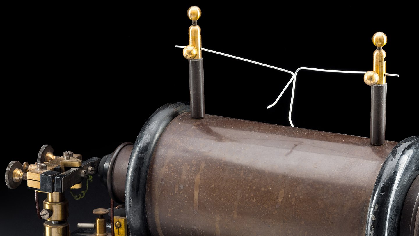 Inductor after Heinrich Daniel Rühmkorff (1803-1877). This model has an automatically operating contact breaker based on the principle of Wagner's hammer