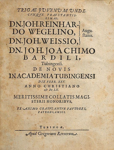 Angegilbtes Deckblatt einer Festschrift aus dem 17. Jahrhundert, die in Druckschrift bedruckt ist