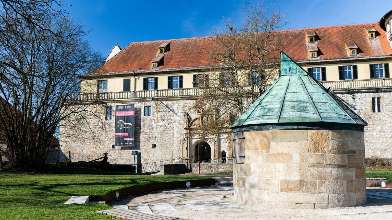Blick auf das obere Schlosstor von Hohentübingen, vorne rechts im Bild die Schloss-Sternwarte