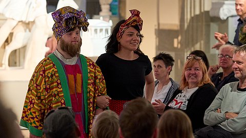 © MUT | Fabian Kurze Eine Darstellerin und ein Darsteller auf dem "Catwalk" im Rittersaal auf Schloss Hohentübingen