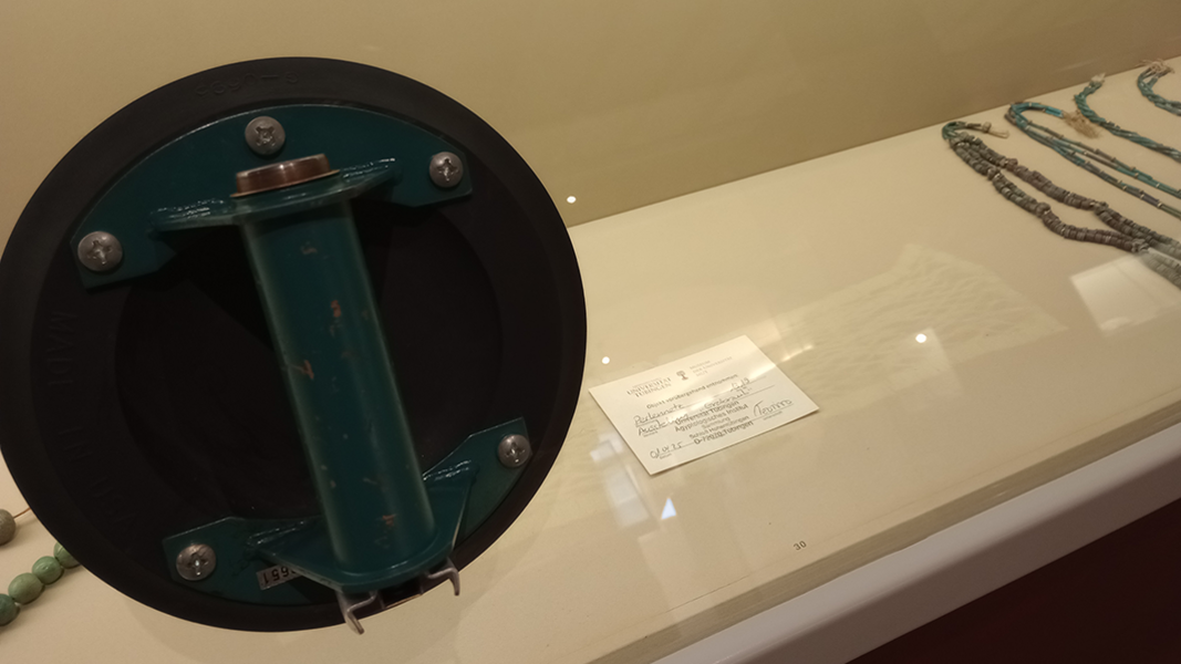 Saugnapf auf der Schmuckvitrine der Ägyptologischen Sammlung im Museum Alte Kulturen