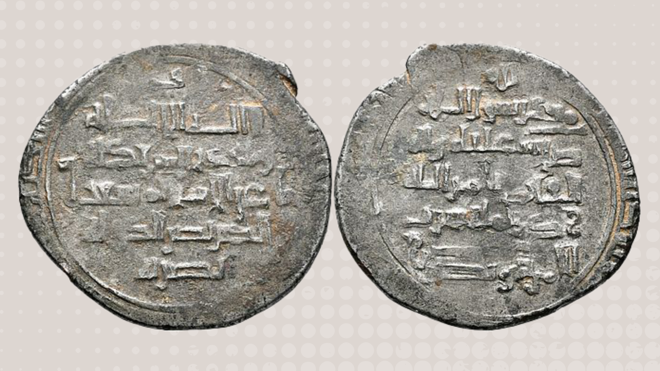 Avers (links) und Revers (rechts) einer Silbermünze. In den Inschriften in den Bildfeldern von Vor- und Rückseite sind zwei Herrscher aufgeführt: um einen (als Oberherr) der ʿabbāsidische Kalif von Bagdad al-Qāʾim bi-Amr Allāh (mittlere Zeile des Rev.-Felds unter dem Segenswunsch für den Propheten) und zum anderen über beide Münzseiten verteilt der Prägeherr mit nicht wenigen seiner Ehrennamen, was annehmen lässt, dass er nicht erst seit Kurzem an der Macht war.