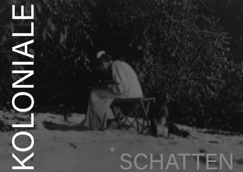 Foto: MUT | Ethnologische Sammlung Schwarz-weiß-Fotographie von einer zeichnenden Elisabeth Krämer-Bannow, Schriftzug: "Koloniale Schatten"