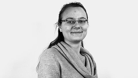 Foto: MUT | Fabian Kurze Schwarz-weißes Portrait von Lea Kupferschmied vor grauem Hintergrund
