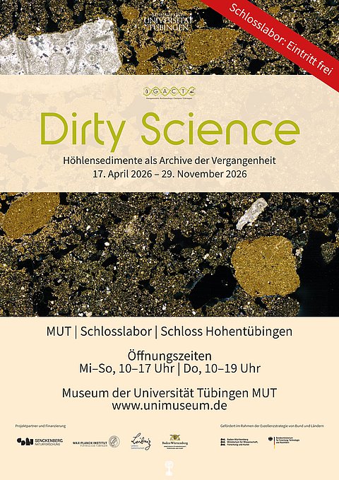 Nahaufnahme eines unregelmäßigen Sedimentuntergrunds im Hintergrund, darüber ein warmer Querbalken mit dem Titel "Dirty Science – Höhlensedimente als Archive der Vergangenheit/17. Apri 2026 – 29. November 2026", unten ebenfalls Balken mit Angabe des Ausstellungsorts im Schlosslabor auf Schloss Hohentübingen, Öffnungszeiten Mi-So, 10–17 Uhr, Do, 10–19 Uhr