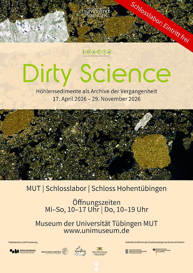 Nahaufnahme eines unregelmäßigen Sedimentuntergrunds im Hintergrund, darüber ein warmer Querbalken mit dem Titel "Dirty Science – Höhlensedimente als Archive der Vergangenheit/17. Apri 2026 – 29. November 2026", unten ebenfalls Balken mit Angabe des Ausstellungsorts im Schlosslabor auf Schloss Hohentübingen, Öffnungszeiten Mi-So, 10–17 Uhr, Do, 10–19 Uhr