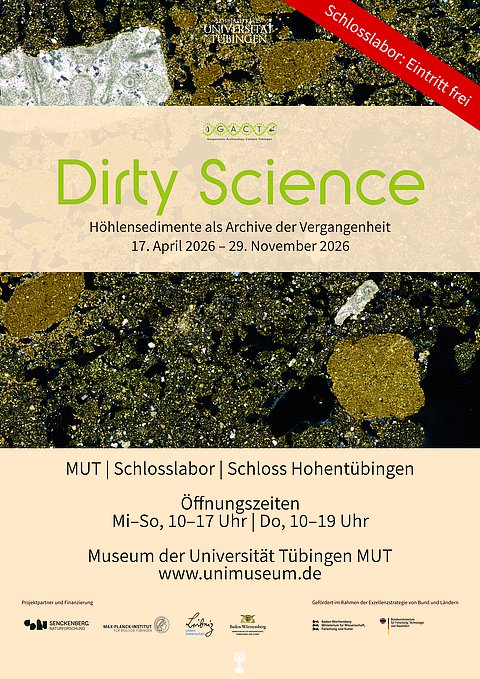 Nahaufnahme eines unregelmäßigen Sedimentuntergrunds im Hintergrund, darüber ein warmer Querbalken mit dem Titel "Dirty Science – Höhlensedimente als Archive der Vergangenheit/17. Apri 2026 – 29. November 2026", unten ebenfalls Balken mit Angabe des Ausstellungsorts im Schlosslabor auf Schloss Hohentübingen, Öffnungszeiten Mi-So, 10–17 Uhr, Do, 10–19 Uhr