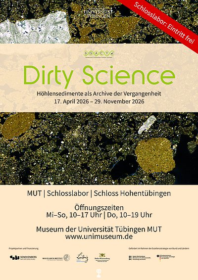 Nahaufnahme eines unregelmäßigen Sedimentuntergrunds im Hintergrund, darüber ein warmer Querbalken mit dem Titel "Dirty Science – Höhlensedimente als Archive der Vergangenheit/17. Apri 2026 – 29. November 2026", unten ebenfalls Balken mit Angabe des Ausstellungsorts im Schlosslabor auf Schloss Hohentübingen, Öffnungszeiten Mi-So, 10–17 Uhr, Do, 10–19 Uhr
