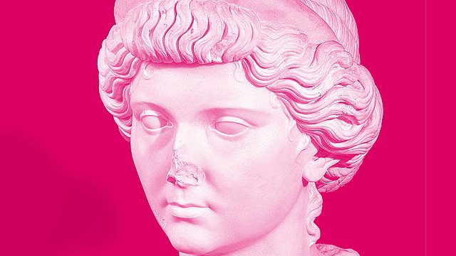 Nach links gewandte Porträtbüste einer Frau aus dem julisch-claudischen Kaiserhaus auf barbiepinkem Hintergrund