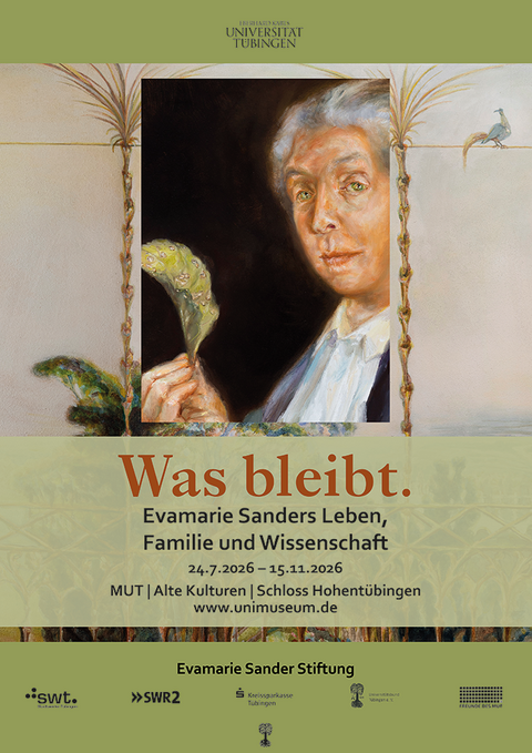 Grünes Ausstellungsplakat, oben mit dem Ausschnitt eines bukolischen Wandfrescos und in der Mitte davon der Ausschnitt eines Gemäldes einer grauhaarigen Dame mit erhobenem Blatt; darunter in einem hellgrünen Textfeld der Titel "Was bleibt. Evamarie Sanders Leben, Familie und Wissenschaft" und die Ausstellungsdaten vom 24. Juli bis 15. November im MUT | Alte Kulturen auf Schloss Hohentübingen