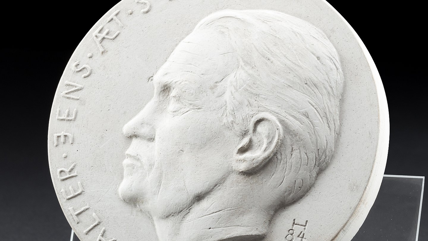 Poträtplakette von Walter Jens, Gips