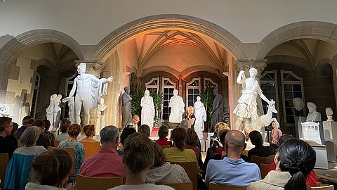 © MUT | Nele Morath Die Künstlerinnen und Künstler sowie das Publikum im Rittersaal während der Aufführung des „Vier Jahrezeiten Akustik Remix“