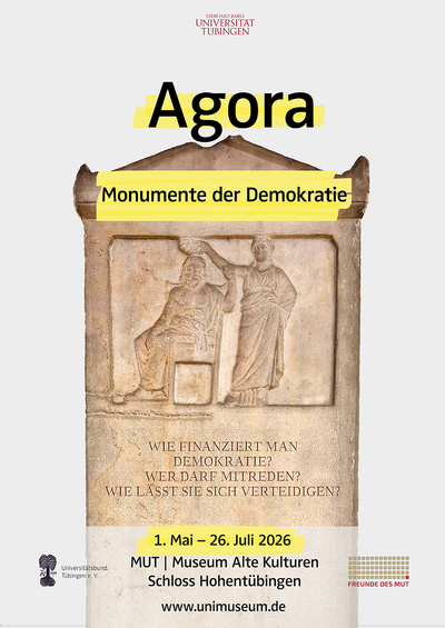 Ausstellungsplakat mit dem Logo des Museums der Universität Tübingen und darunter dem mit gelbem Textmarker-Effekt unterlegten Titel "Agora – Monumente der Demokratie", darunter der Laufzeit "1. Mai bis 26. Juli 2026" und darunter dem Reliefteil einer Gesetzesstele mit einer Frauenfigur (Demokratia), die eine sitzende Männerfigur (personifizierte Bürgerschaft) bekränzt, darunter die Logos der Förderer Universitätsbund Tübingen und Freunde des MUT