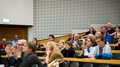 © MUT | Fabian Kurze Zu sehen ist ein Teil des Publikums im Plenum