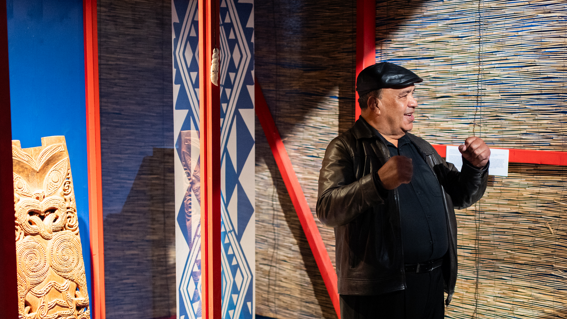Victor Walker, Sprecher der Maori-Delegation aus Uawa, während seiner Ansprache vor der Vitrine mit dem Pou von Hinematioro