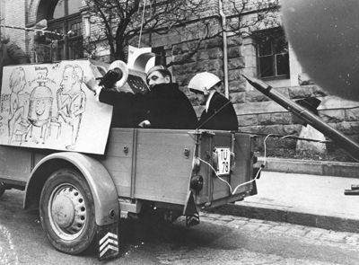 „Kandidatenfuhre“ vor dem Paläontologischen Institut