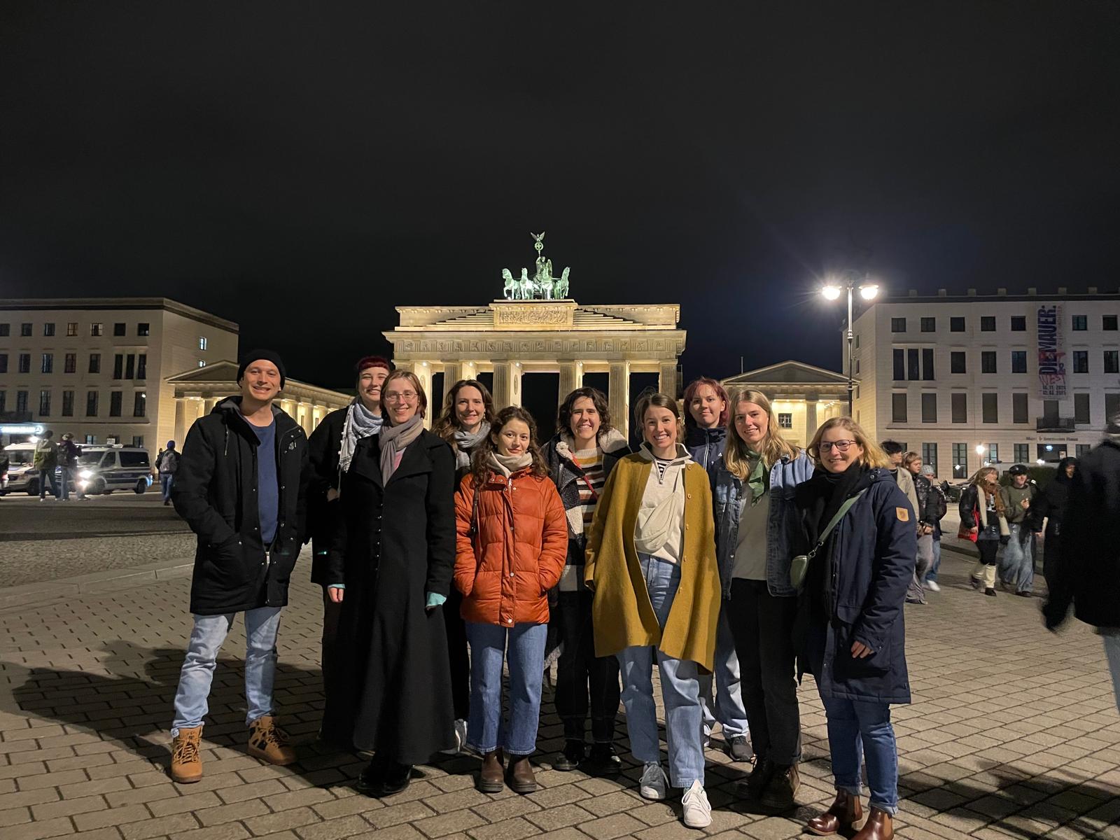 Exkursionsgruppe vor dem abendlichen Brandenburger Tor