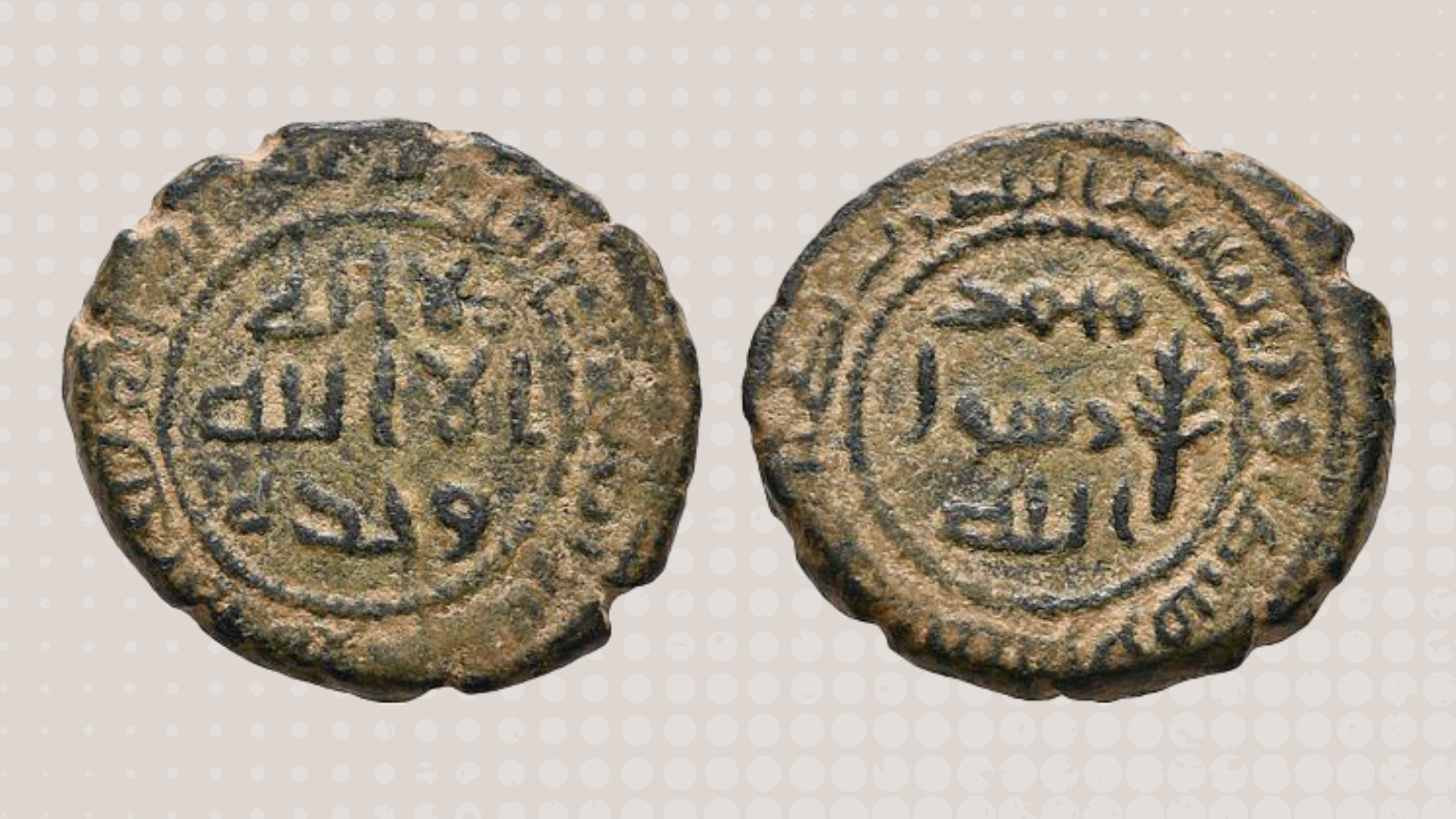 Bronzemünze, links die Vorderseite (Avers) und rechts die Rückseite (Revers), beide mit umayyadischer Schrift im zentralen Bildfeld und einer umlaufenden Bezeichnung. Auf dem Revers lautet die Randinschrift "wazn al-fulūs allaḏī yuḍrabu bi-Ṭabarīya ʿišrīn qīrāṭan"